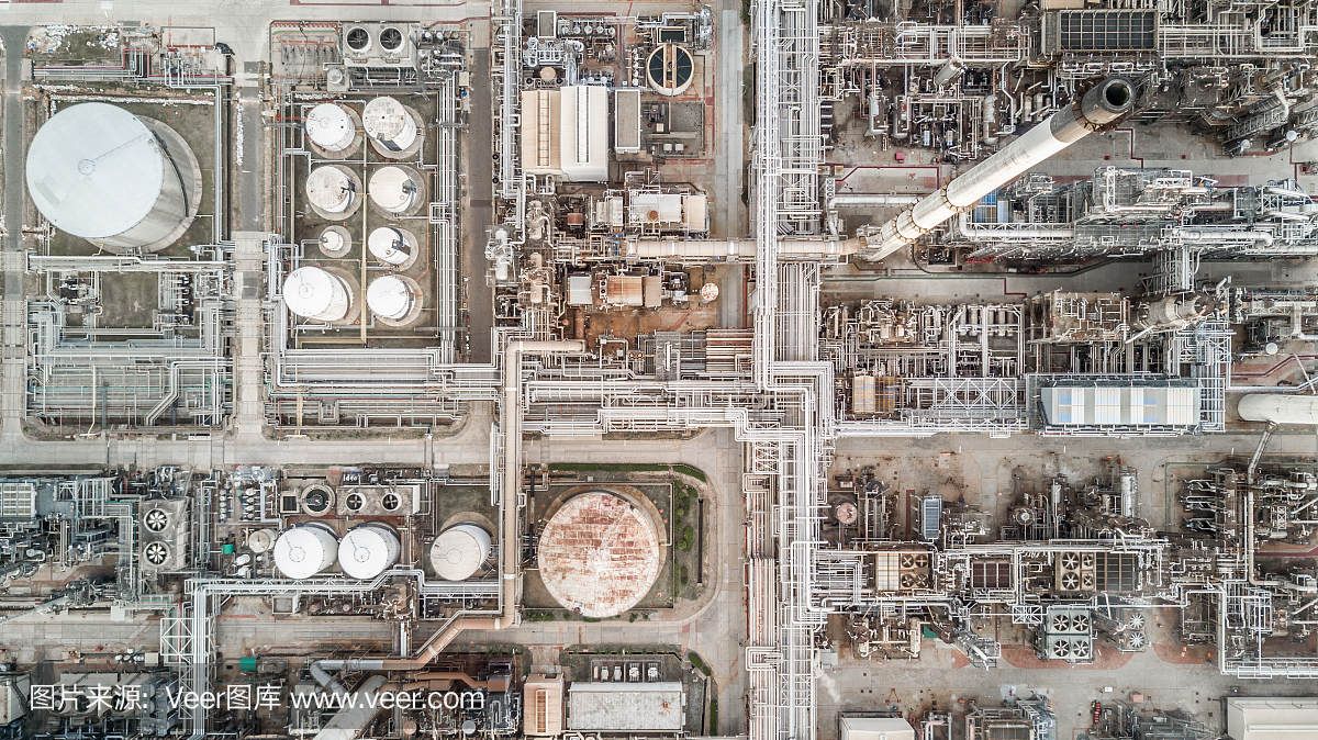 鳥瞰圖油品碼頭是用于存儲石油和石化產(chǎn)品的工業(yè)設施,準備運輸?shù)竭M一步的存儲設施。