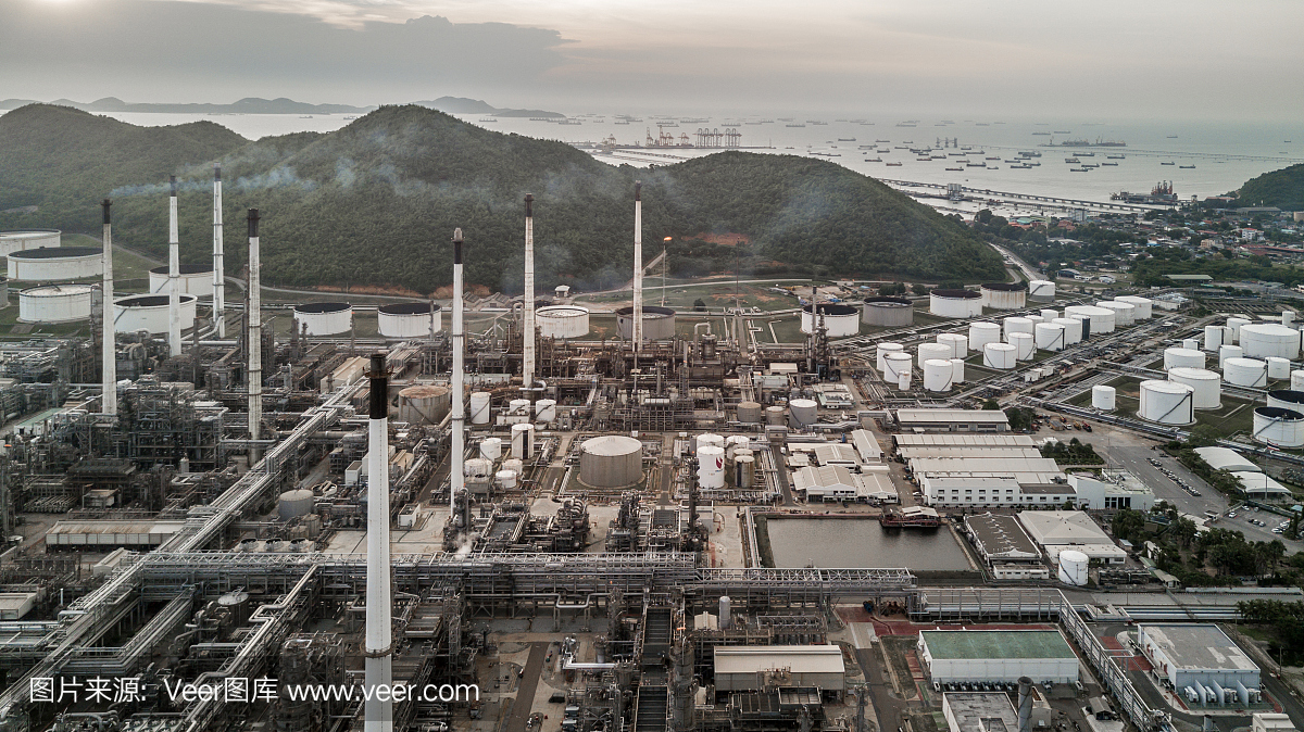 鳥瞰圖油品碼頭是用于存儲石油和石化產(chǎn)品的工業(yè)設施,準備運輸?shù)竭M一步的存儲設施。