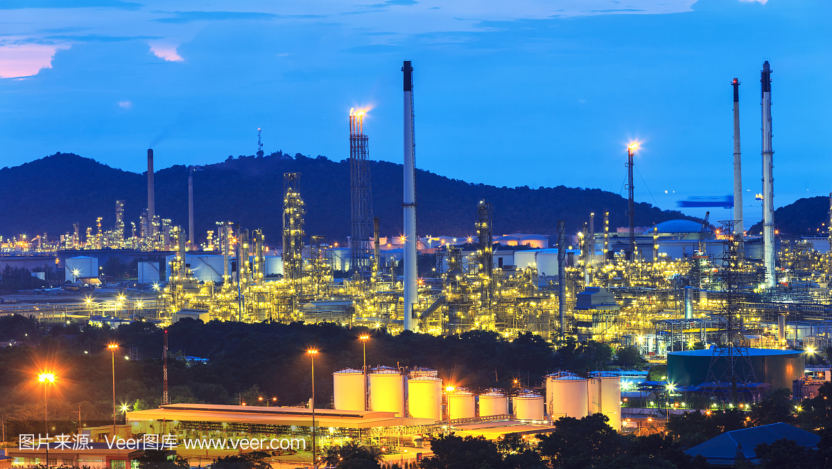黃昏時分的煉油廠