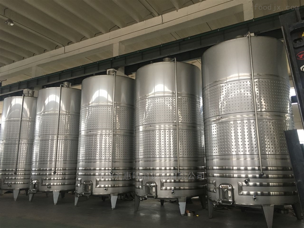 控溫葡萄酒發(fā)酵罐-濟南齊惠啤酒設(shè)備